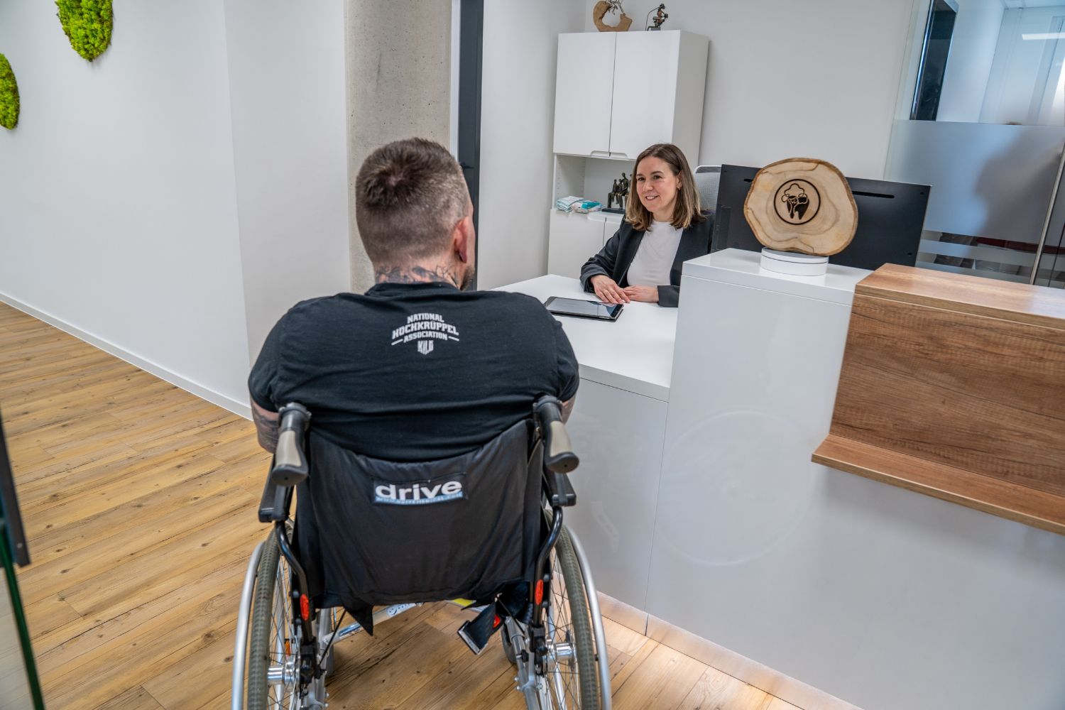 Barrierefreie Zahnarztpraxis mit Zugang fuer Rollstuhl und Pflegebett